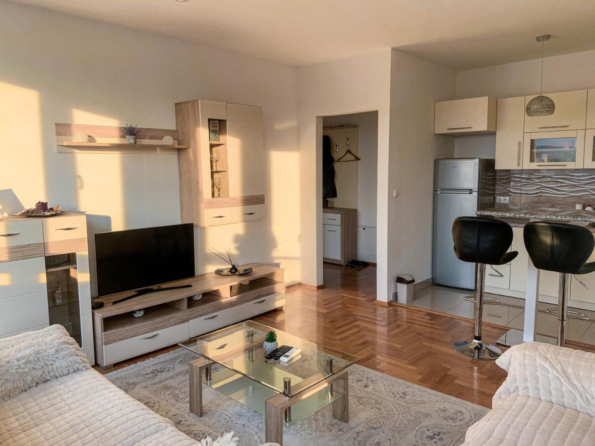 Appartamento Stan Na Dan Bella Banja Luka Esterno foto